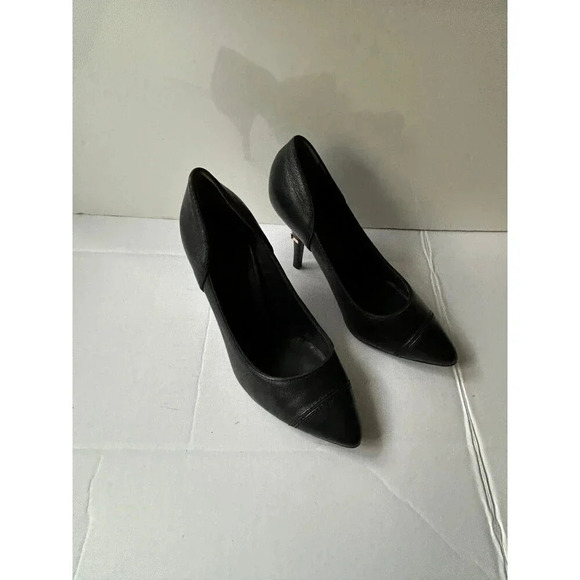 Tory Burch Bernice Leather Pointed Toe Logo Charm High Heels Pumps Shoes - Picture 1 of 11